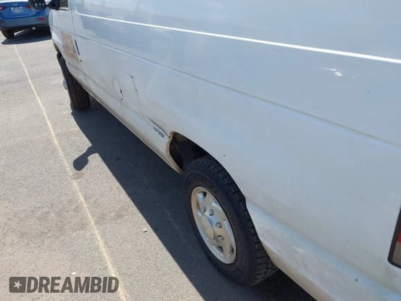 ✅ 2011 Ford Econoline Cargo Commercial • VIN: 1FTNE1EW7BDA82704 • Lot: 42339406. Wystawiony na IAAI z przebiegiem Nie podano. Bezpłatny archiwum sprzedaży aukcyjnych z USA i szczegółowy raport historii pojazdu na DreamBid. Zdjęcie 6.