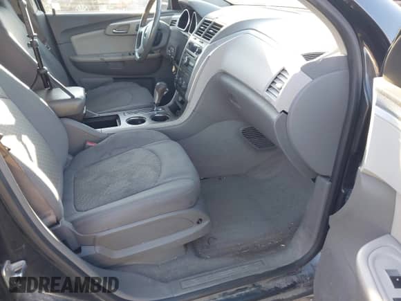 2010 Chevrolet Traverse 1LT z VIN 1GNLVFED5AS117261, wystawiony jako IAAI lot #43220575 z przebiegiem 257 124 mil mil oraz . Historia ofert i sprzedaży dostępna na DreamBid. Obrazek 5.