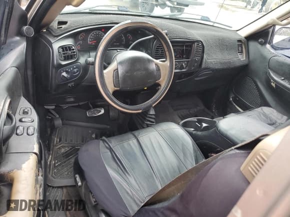 ✅ 2001 Ford F-150 XL • VIN: 2FTRX18L31CA42275 • Lot: 85001215. Listed on Copart with 313,985 mi. Free auction sales archive from the USA and detailed vehicle history report at DreamBid. Image 8.