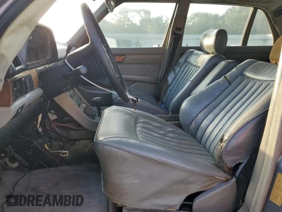 ✅ 1987 Mercedes-Benz 420 SEL • VIN: WDBCA35D4HA356737 • Lot: 81588725. Wystawiony na Copart z przebiegiem 93 934 mil. Bezpłatny archiwum sprzedaży aukcyjnych z USA i szczegółowy raport historii pojazdu na DreamBid. Zdjęcie 7.