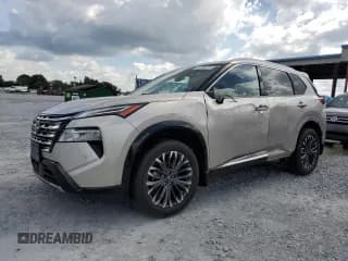 ✅ 2024 Nissan Rogue Platinum • VIN: JN8BT3DC0RW070831 • Lot: 62768275. Wystawiony na Copart z przebiegiem 14 291 mil. Bezpłatny archiwum sprzedaży aukcyjnych z USA i szczegółowy raport historii pojazdu na DreamBid. Zdjęcie 1.