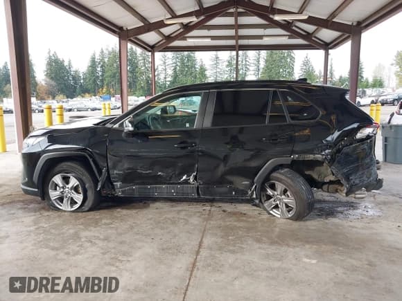 ✅ 2023 Toyota RAV4 Hybrid LE • VIN: 4T3MWRFV5PU082675 • Lot: 43587446. Wystawiony na IAAI z przebiegiem 25 420 mil. Bezpłatny archiwum sprzedaży aukcyjnych z USA i szczegółowy raport historii pojazdu na DreamBid. Zdjęcie 6.