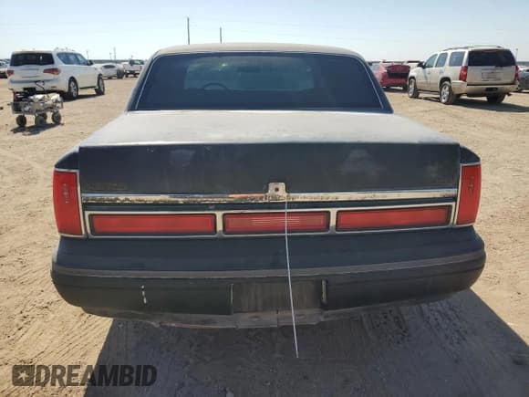 ✅ 1997 Lincoln Town Car Signature • VIN: 1LNLM82W3VY750465 • Lot: 75569864. Wystawiony na Copart z przebiegiem 147 446 mil. Bezpłatny archiwum sprzedaży aukcyjnych z USA i szczegółowy raport historii pojazdu na DreamBid. Zdjęcie 6.