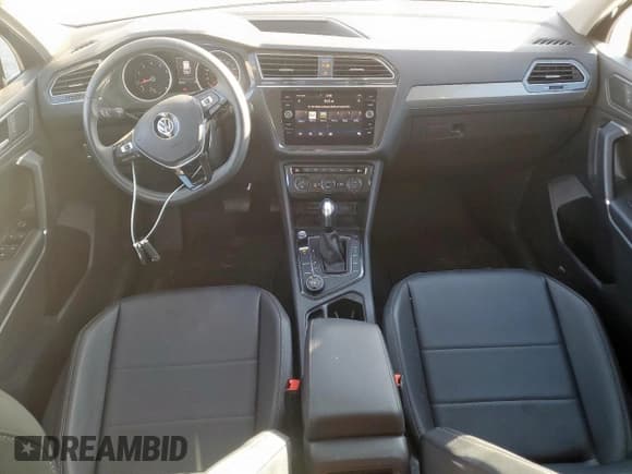 ✅ 2020 Volkswagen Tiguan SE • VIN: 3VV2B7AX3LM078881 • Lot: 82333055. Wystawiony na Copart z przebiegiem 33 913 mil. Bezpłatny archiwum sprzedaży aukcyjnych z USA i szczegółowy raport historii pojazdu na DreamBid. Zdjęcie 8.