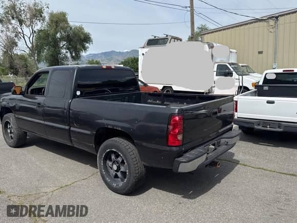 2004 Chevrolet Silverado 1500 z VIN 1GCEK19T74E305457, wystawiony jako Copart lot #59048185 z przebiegiem 261 976 mil mil oraz Czysty tytuł • Clean title. Historia ofert i sprzedaży dostępna na DreamBid. Obrazek 3.