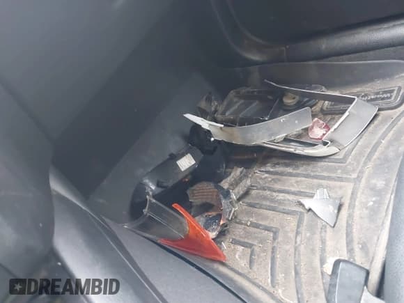 ✅ 2013 BMW 1 Series 128i • VIN: WBAUP9C59DVS94674 • Lot: 41716138. Wystawiony na IAAI z przebiegiem 87 088 mil. Bezpłatny archiwum sprzedaży aukcyjnych z USA i szczegółowy raport historii pojazdu na DreamBid. Zdjęcie 14.