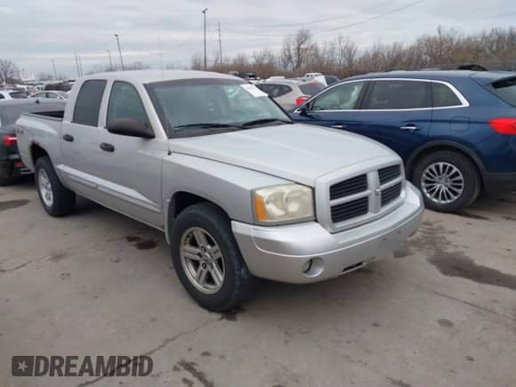 2007 Dodge Dakota SLT with VIN 1D7HW48K77S129162, listed as a IAAI auction lot 41842077 with 186,172 mi miles and . Bid and sale history available at DreamBid. Image 1.