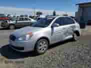 2009 Hyundai Accent Auto GLS z VIN KMHCN46C39U315786, wystawiony jako Copart lot #67562734 z przebiegiem 143 444 mil mil oraz Szkoda całkowita • Salvage title. Historia ofert i sprzedaży dostępna na DreamBid. Obrazek 1.