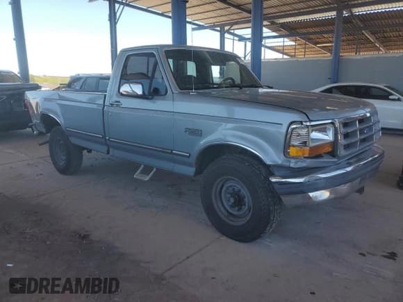 ✅ 1992 Ford F-250 • VIN: 1FTEF25N1NPB08128 • Lot: 56067595. Wystawiony na Copart z przebiegiem Nie podano. Bezpłatny archiwum sprzedaży aukcyjnych z USA i szczegółowy raport historii pojazdu na DreamBid. Zdjęcie 4.