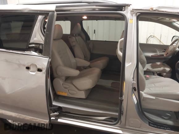 ✅ 2011 Toyota Sienna XLE • VIN: 5TDYK3DC4BS051424 • Lot: 43209542. Listed on IAAI with 188,831 mi. Free auction sales archive from the USA and detailed vehicle history report at DreamBid. Image 8.