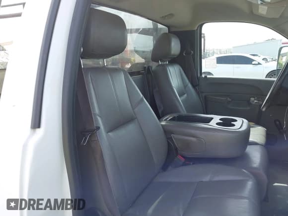 ✅ 2014 Chevrolet Silverado 2500HD Work Truck • VIN: 1GC0CVCG5EF177029 • Lot: 42116212. Wystawiony na IAAI z przebiegiem 235 360 mil. Bezpłatny archiwum sprzedaży aukcyjnych z USA i szczegółowy raport historii pojazdu na DreamBid. Zdjęcie 8.