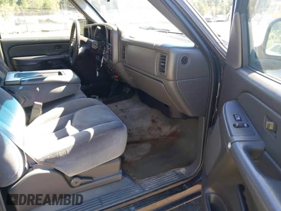 2006 GMC Sierra 1500 SL with VIN 2GTEC13V861309156, listed as a IAAI auction lot 43449620 with 176,622 mi miles and . Bid and sale history available at DreamBid. Image 5.