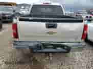 2009 Chevrolet Silverado 1500 LS z VIN 3GCEK13C59G206239, wystawiony jako Copart lot #57182505 z przebiegiem 391 993 mil mil oraz Czysty tytuł • Clean title. Historia ofert i sprzedaży dostępna na DreamBid. Obrazek 6.