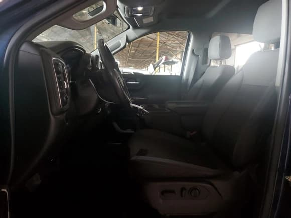 ✅ 2021 Chevrolet Silverado 1500 LT • VIN: 1GCUYDET9MZ264338 • Lot: 82922704. Wystawiony na Copart z przebiegiem 50 606 mil. Bezpłatny archiwum sprzedaży aukcyjnych z USA i szczegółowy raport historii pojazdu na DreamBid. Zdjęcie 7.