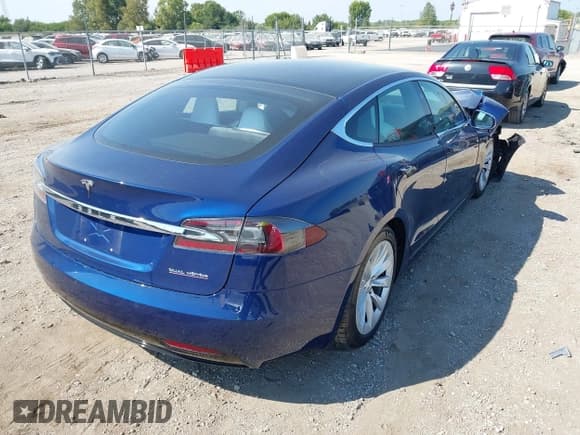 ✅ 2019 Tesla Model S 100D • VIN: 5YJSA1E43KF330162 • Lot: 43220324. Listed on IAAI with 60,266 mi. Free auction sales archive from the USA and detailed vehicle history report at DreamBid. Image 4.
