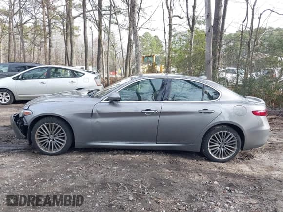 ✅ 2017 Alfa Romeo Giulia Ti • VIN: ZARFAEEN2H7557283 • Lot: 41727660. Listed on IAAI with 85,765 mi. Free auction sales archive from the USA and detailed vehicle history report at DreamBid. Image 14.