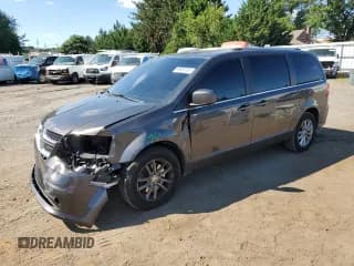 ✅ 2019 Dodge Grand Caravan SXT • VIN: 2C4RDGCG1KR657816 • Lot: 69939355. Wystawiony na Copart z przebiegiem 104 027 mil. Bezpłatny archiwum sprzedaży aukcyjnych z USA i szczegółowy raport historii pojazdu na DreamBid. Zdjęcie 1.