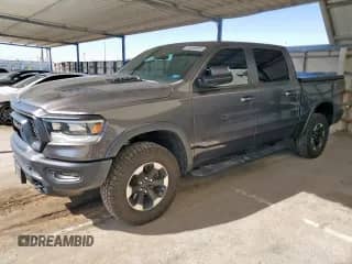 2019 Ram 1500 Rebel z VIN 1C6SRFLT3KN598363, wystawiony jako Copart lot #80063005 z przebiegiem 52 624 mil mil oraz Szkoda całkowita • Salvage title. Historia ofert i sprzedaży dostępna na DreamBid. Obrazek 1.