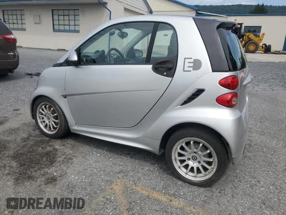 ✅ 2013 Smart fortwo Passion • VIN: WMEEJ9AA7DK710846 • Lot: 66940665. Wystawiony na Copart z przebiegiem 32 799 mil. Bezpłatny archiwum sprzedaży aukcyjnych z USA i szczegółowy raport historii pojazdu na DreamBid. Zdjęcie 2.