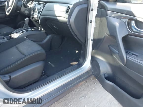 ✅ 2020 Nissan Rogue S • VIN: JN8AT2MT1LW001093 • Lot: 40628687. Listed on IAAI with 64,017 mi. Free auction sales archive from the USA and detailed vehicle history report at DreamBid. Image 5.