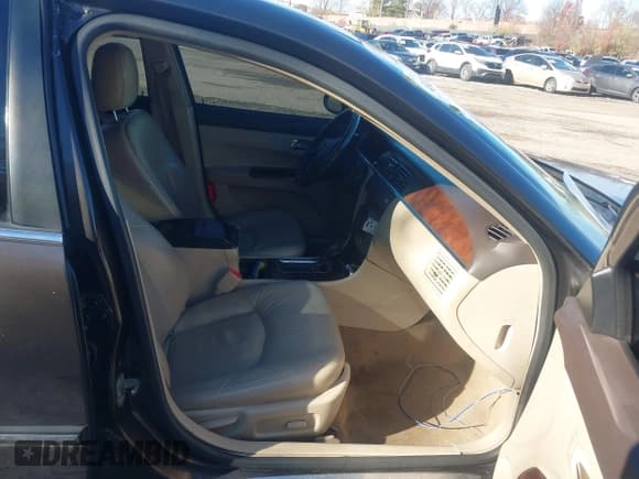 ✅ 2009 Buick LaCrosse CXL • VIN: 2G4WD582X91148106 • Lot: 43830082. Listed on IAAI with 48,106 mi. Free auction sales archive from the USA and detailed vehicle history report at DreamBid. Image 5.