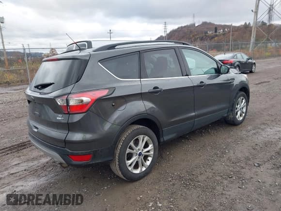 ✅ 2018 Ford Escape SE • VIN: 1FMCU9GD9JUB18987 • Lot: 40912957. Wystawiony na IAAI z przebiegiem 110 279 mil. Bezpłatny archiwum sprzedaży aukcyjnych z USA i szczegółowy raport historii pojazdu na DreamBid. Zdjęcie 4.