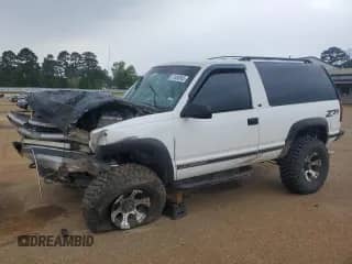 1998 Chevrolet Tahoe z VIN 3GNEK18R0WG147603, wystawiony jako Copart lot #51483845 z przebiegiem 187 582 mil mil oraz Szkoda całkowita • Salvage title. Historia ofert i sprzedaży dostępna na DreamBid. Obrazek 1.