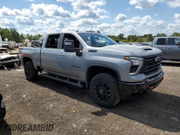 ✅ 2025 Chevrolet Silverado 2500HD LT • VIN: 2GC4KNEY6S1143968 • Lot: 69781745. Wystawiony na Copart z przebiegiem 20 570 mil. Bezpłatny archiwum sprzedaży aukcyjnych z USA i szczegółowy raport historii pojazdu na DreamBid. Zdjęcie 4.