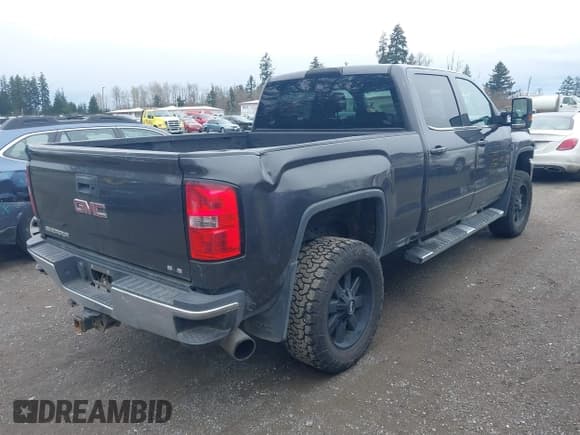 ✅ 2016 GMC Sierra 2500HD SLE • VIN: 1GT12SE80GF133132 • Lot: 41908794. Listed on IAAI with 197,141 mi. Free auction sales archive from the USA and detailed vehicle history report at DreamBid. Image 4.