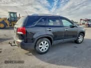 ✅ 2013 Kia Sorento LX • VIN: 5XYKT3A62DG386151 • Лот: 94405245. Опубликован ранее на Copart с пробегом 131 268 миль. Бесплатный доступ к архиву аукционных продаж из США и подробный отчёт об истории автомобиля на DreamBid. Изображение 3.