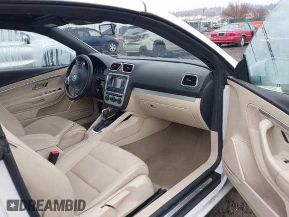 ✅ 2016 Volkswagen Eos Komfort • VIN: WVWBW8AH2GV001111 • Lot: 43756379. Wystawiony na IAAI z przebiegiem 68 172 mil. Bezpłatny archiwum sprzedaży aukcyjnych z USA i szczegółowy raport historii pojazdu na DreamBid. Zdjęcie 5.