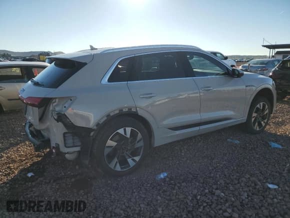 ✅ 2021 Audi e-tron Prestige • VIN: WA1VABGE3MB027942 • Lot: 40094494. Wystawiony na Copart z przebiegiem 17 593 mil. Bezpłatny archiwum sprzedaży aukcyjnych z USA i szczegółowy raport historii pojazdu na DreamBid. Zdjęcie 3.