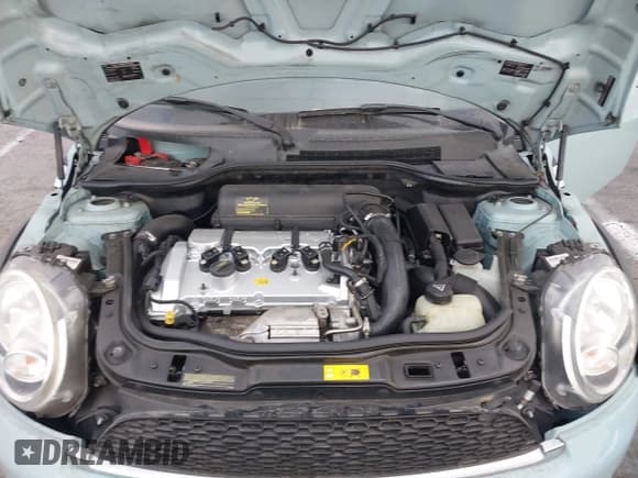 ✅ 2013 MINI Convertible S • VIN: WMWZP3C57DT551118 • Lot: 41086617. Wystawiony na IAAI z przebiegiem 108 049 mil. Bezpłatny archiwum sprzedaży aukcyjnych z USA i szczegółowy raport historii pojazdu na DreamBid. Zdjęcie 10.