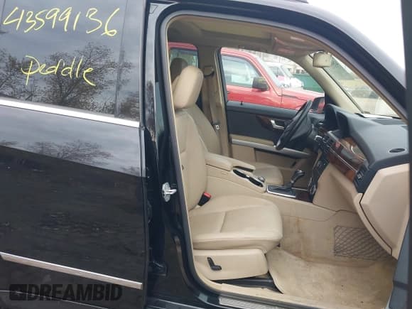 ✅ 2012 Mercedes-Benz GLK 350 • VIN: WDCGG8HB0CF919930 • Lot: 43599136. Listed on IAAI with 157,191 mi. Free auction sales archive from the USA and detailed vehicle history report at DreamBid. Image 5.