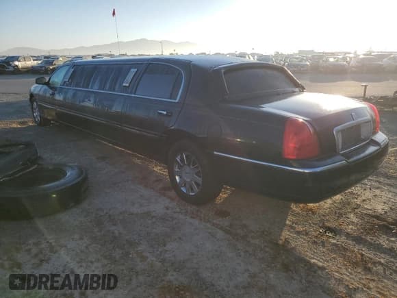 ✅ 2006 Lincoln Town Car Executive • VIN: 1L1FM88W66Y647144 • Lot: 75941694. Listed on Copart with 240,585 mi. Free auction sales archive from the USA and detailed vehicle history report at DreamBid. Image 2.
