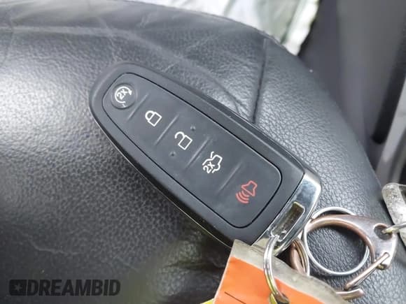 ✅ 2015 Ford C-Max SEL • VIN: 1FADP5BU0FL119996 • Lot: 41336984. Wystawiony na IAAI z przebiegiem 77 640 mil. Bezpłatny archiwum sprzedaży aukcyjnych z USA i szczegółowy raport historii pojazdu na DreamBid. Zdjęcie 11.