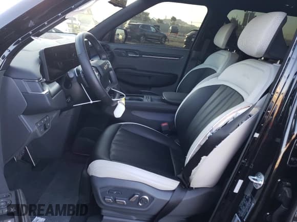 ✅ 2024 Kia EV9 GT-Line • VIN: KNDAEFS54R6026838 • Lot: 77177714. Wystawiony na Copart z przebiegiem 7 413 mil. Bezpłatny archiwum sprzedaży aukcyjnych z USA i szczegółowy raport historii pojazdu na DreamBid. Zdjęcie 7.