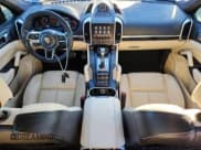 ✅ 2017 Porsche Cayenne GTS • VIN: WP1AD2A22HLA83167 • Lot: 92231845. Wystawiony na Copart z przebiegiem 116 913 mil. Bezpłatny archiwum sprzedaży aukcyjnych z USA i szczegółowy raport historii pojazdu na DreamBid. Zdjęcie 8.