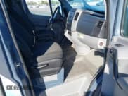 ✅ 2018 Mercedes-Benz Sprinter Cargo Worker • VIN: WD3PE7CD3JP648054 • Lot: 43625298. Wystawiony na IAAI z przebiegiem 60 887 mil. Bezpłatny archiwum sprzedaży aukcyjnych z USA i szczegółowy raport historii pojazdu na DreamBid. Zdjęcie 5.