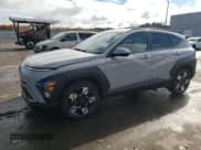 ✅ 2025 Hyundai Kona SEL • VIN: KM8HB3AB7SU306750 • Лот: 91208265. Опубликован ранее на Copart с пробегом 8 474 миль. Бесплатный доступ к архиву аукционных продаж из США и подробный отчёт об истории автомобиля на DreamBid. Изображение 1.