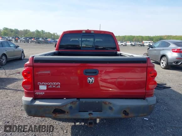 2008 Dodge Dakota SXT z VIN 1D7HW38K48S522497, wystawiony jako IAAI lot #42104761 z przebiegiem 244 129 mil mil oraz . Historia ofert i sprzedaży dostępna na DreamBid. Obrazek 16.