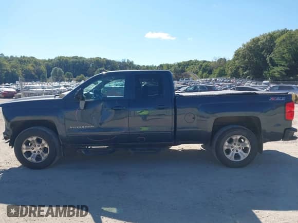 2017 Chevrolet Silverado 1500 LT z VIN 1GCVKREC8HZ178267, wystawiony jako IAAI lot #43403931 z przebiegiem 139 177 mil mil oraz . Historia ofert i sprzedaży dostępna na DreamBid. Obrazek 14.