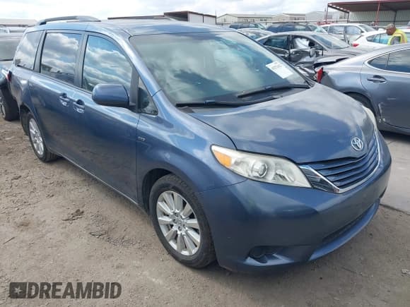 ✅ 2017 Toyota Sienna LE • VIN: 5TDJZ3DC6HS153538 • Lot: 43273412. Wystawiony na IAAI z przebiegiem 135 646 mil. Bezpłatny archiwum sprzedaży aukcyjnych z USA i szczegółowy raport historii pojazdu na DreamBid. Zdjęcie 1.