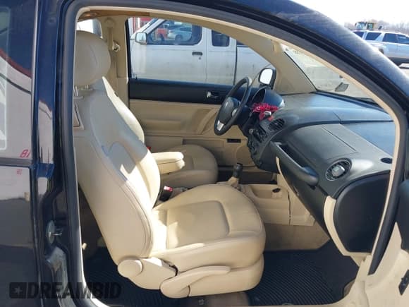 ✅ 2008 Volkswagen Beetle S • VIN: 3VWRW31C28M504281 • Lot: 41684188. Listed on IAAI with 95,235 mi. Free auction sales archive from the USA and detailed vehicle history report at DreamBid. Image 5.