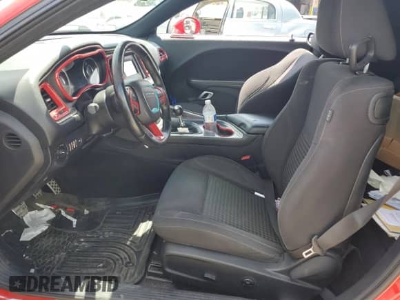 2015 Dodge Challenger R/T z VIN 2C3CDZAT4FH712793, wystawiony jako Copart lot #69822155 z przebiegiem Nie podano mil oraz Szkoda całkowita • Salvage title. Historia ofert i sprzedaży dostępna na DreamBid. Obrazek 7.