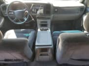 ✅ 2001 Chevrolet Suburban LS • VIN: 1GNFK16T91J309528 • Lot: 58804824. Wystawiony na Copart z przebiegiem 197 608 mil. Bezpłatny archiwum sprzedaży aukcyjnych z USA i szczegółowy raport historii pojazdu na DreamBid. Zdjęcie 8.