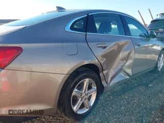 2024 Chevrolet Malibu LT z VIN 1G1ZD5ST4RF144962, wystawiony jako IAAI lot #43565789 z przebiegiem 44 874 mil mil oraz . Historia ofert i sprzedaży dostępna na DreamBid. Obrazek 6.