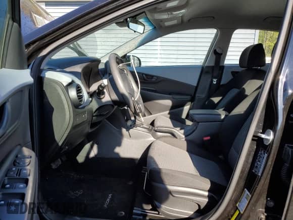 2019 Hyundai Kona SE z VIN KM8K1CAA4KU365304, wystawiony jako Copart lot #50527683 z przebiegiem 66 037 mil mil oraz . Historia ofert i sprzedaży dostępna na DreamBid. Obrazek 7.