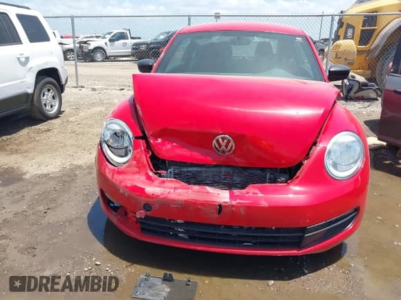 ✅ 2015 Volkswagen Beetle 1.8T • VIN: 3VWF17AT8FM641313 • Lot: 42537711. Wystawiony na IAAI z przebiegiem 124 291 mil. Bezpłatny archiwum sprzedaży aukcyjnych z USA i szczegółowy raport historii pojazdu na DreamBid. Zdjęcie 12.