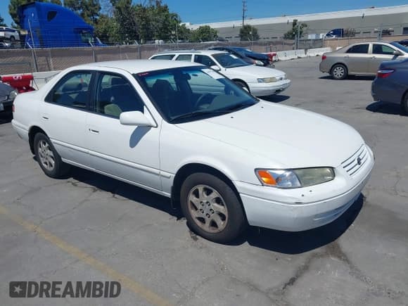 ✅ 1999 Toyota Camry LE • VIN: JT2BF22K0X0218671 • Lot: 42997383. Wystawiony na IAAI z przebiegiem 208 788 mil. Bezpłatny archiwum sprzedaży aukcyjnych z USA i szczegółowy raport historii pojazdu na DreamBid. Zdjęcie 1.
